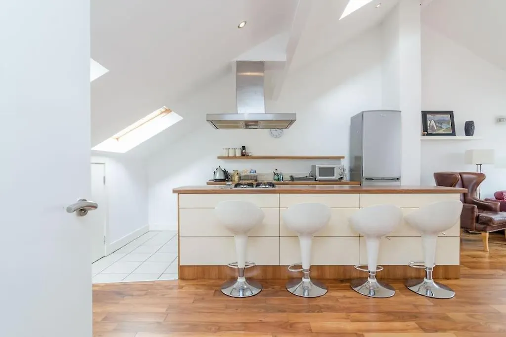 Nitb Certified Spacious Top Floor Apartment City Bound Belfast United Kingdom