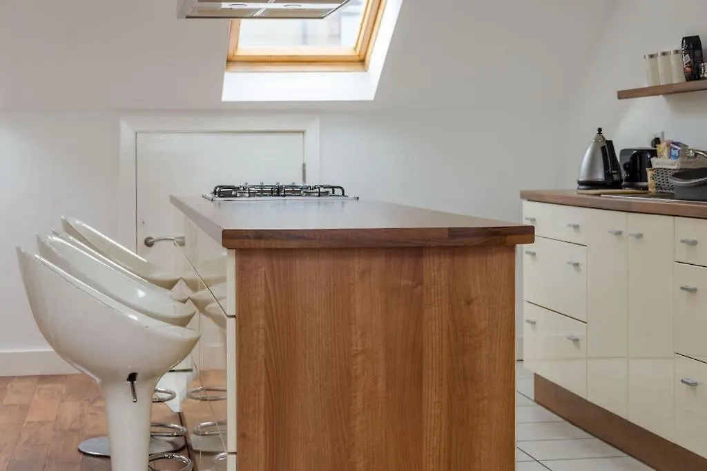 Nitb Certified Spacious Top Floor Apartment City Bound Belfast
