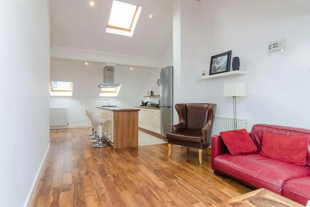 Nitb Certified Spacious Top Floor Apartment City Bound Belfast